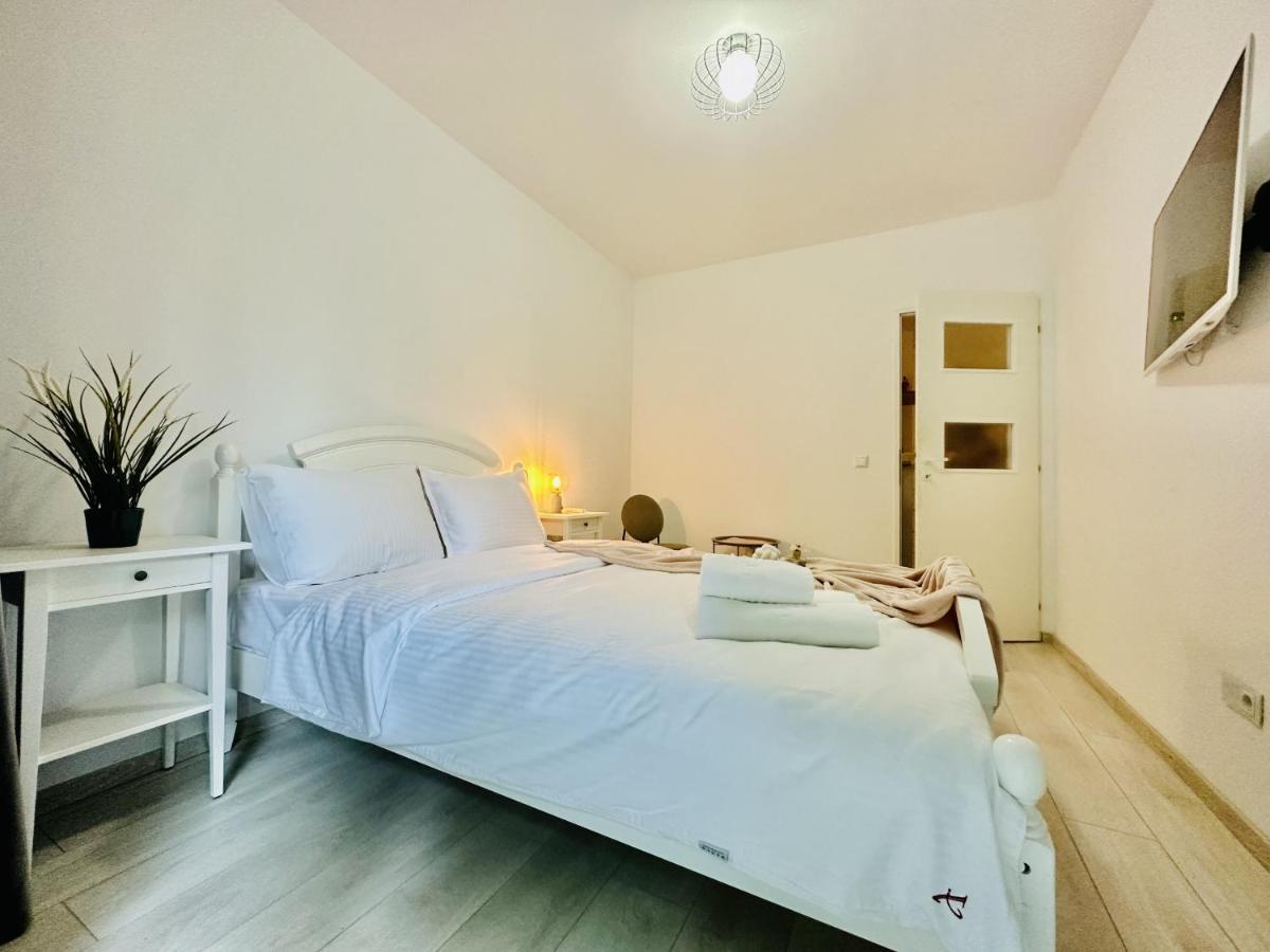 Palfi Apartment With Garden & Parking Cluj-Napoca Ngoại thất bức ảnh